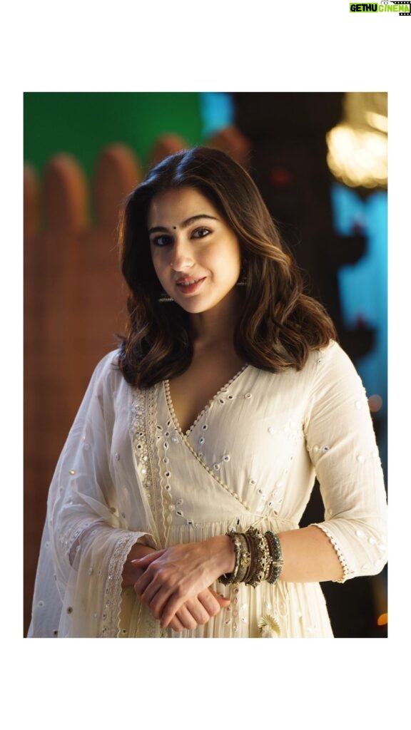 Sara Ali Khan Instagram - Get ready to groove with me on Bollywood’s Biggest Blockbuster 🙌💥 Time to entertain you with all the energy I can muster 💃🩰 Book your tickets now on Bookmyshow.com for the 69th #HyundaiFilmfareAwards2024 with #GujaratTourism on 28th January in GIFT City, Gandhinagar. @filmfare