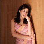 Sara Ali Khan Instagram - Real Vs Reel 🎥 BTS mein hai asli feel 🏸😆