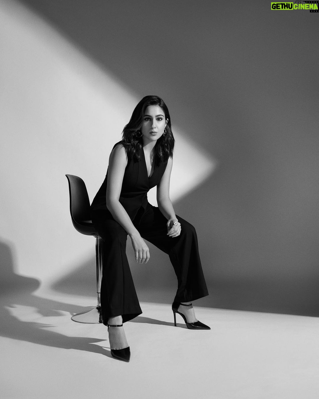Sara Ali Khan Instagram - Between the shades of Black and White π€π€ There my love lies the fight β€οΈβπ₯π₯ Luckily I have Badi Amma to hold me tight π« So I can sore and & glide my kite πͺ Especially when thereβs no wrong and right β
Why fear a scratch or bite π¦΄πΎ Just conquer lands, swim the sea and climb the height π ποΈ For as long as you can dream π thatβs an enviable & lucky plight πͺπ