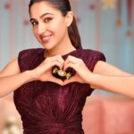 Sara Ali Khan Instagram - Whether it’s sharing gifts with loved ones or creating new memories with them, I’m all set to make every Christmas mmmmoment perfect with Ferrero Rocher Moments! @ferrerorocherin Merry Christmas to you and your loved ones! 🎅🎄🙌🥰 #FerreroRocherMoments #MakeTheMmmmomentPerfect #Christmas