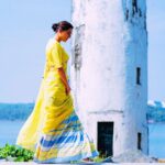 Sara Ali Khan Instagram - Bhartiya Naari 🩵🤍💛 In Indian handcrafted Saari 🥻 Sunshine and daisies are so Pyaari 🌼🌻 Ke main jao Vaari Vaari 🐝🐝🍯🍯 By the samundar and in Hariyali 🌊🏝️ …Came here to launch #AeWatanMereWatan 🧡💙🤍💚 And share a piece of hum sabke 🩵 ka Anmol Ratan 💎 🥻: @stylebyami @anoooooshka @ilovepero @kannasrihari 📸