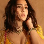 Sara Ali Khan Instagram – Dreaming of my past life… as Jodha 👑💫✨
Meanwhile in the new life- Happy New Year 🥳 
👗: @gopivaiddesigns @tanghavri 
📸: @kadamajay 
💇‍♀️: @souravv_roy_ 
💄: @vardannayak