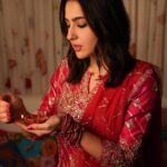 Sara Ali Khan Instagram - This Diwali let’s share our emotions with @asianpaints Mera Wala Mood! 🎨💕💫 www.asianpaints.com/merawalamood pe face scan kijiye aur dekhiye aapke mood ka rang kya kehta hai! Don’t forget to share the results, you could win exciting prizes. Check out the contest details on the @asianpaints handle now. #AsianPaints #MeraWalaMood #HappyDiwali #Collab #Diwali2023 #festivevibes