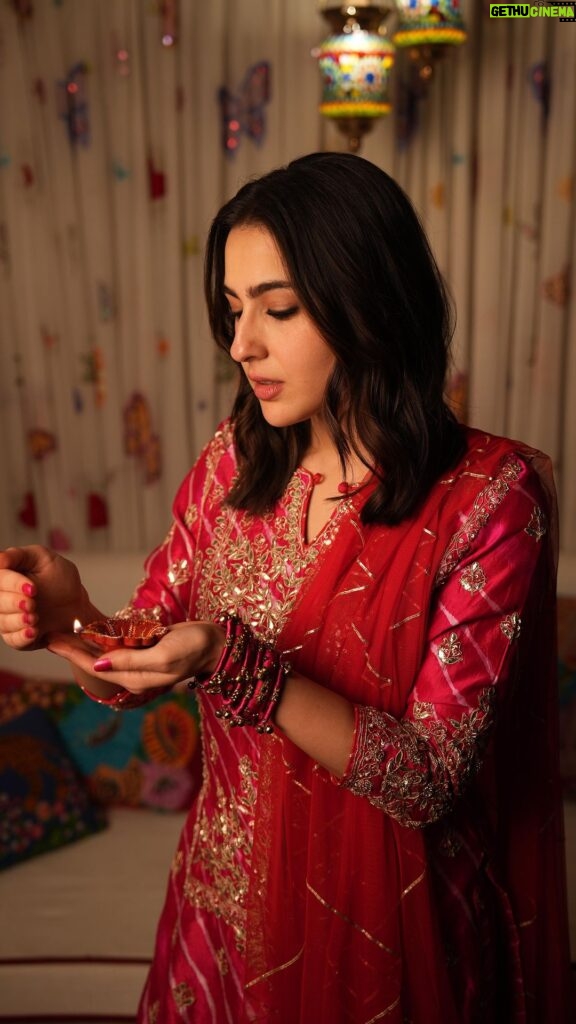 Sara Ali Khan Instagram - This Diwali let’s share our emotions with @asianpaints Mera Wala Mood! 🎨💕💫 www.asianpaints.com/merawalamood pe face scan kijiye aur dekhiye aapke mood ka rang kya kehta hai! Don’t forget to share the results, you could win exciting prizes. Check out the contest details on the @asianpaints handle now. #AsianPaints #MeraWalaMood #HappyDiwali #Collab #Diwali2023 #festivevibes
