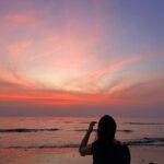 Sara Ali Khan Instagram - Sometimes we all spend beautiful moments negotiating minutes. It takes seeing the sunset to remind yourself- time isn’t going to wait, and you can’t hold onto the grains of sand. So let go and allow yourself to just be. Gratitude, acceptance & allowance 🌅🙏🏻☀️☮️