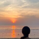 Sara Ali Khan Instagram - Sometimes we all spend beautiful moments negotiating minutes. It takes seeing the sunset to remind yourself- time isn’t going to wait, and you can’t hold onto the grains of sand. So let go and allow yourself to just be. Gratitude, acceptance & allowance 🌅🙏🏻☀️☮️