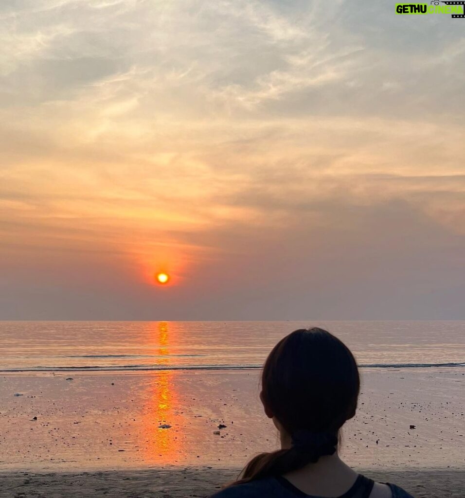 Sara Ali Khan Instagram - Sometimes we all spend beautiful moments negotiating minutes. It takes seeing the sunset to remind yourself- time isn’t going to wait, and you can’t hold onto the grains of sand. So let go and allow yourself to just be. Gratitude, acceptance & allowance 🌅🙏🏻☀️☮️