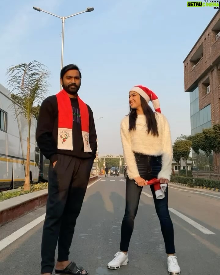 Sara Ali Khan Instagram - 2 years to Atrangi Re ๐๐๐ From before lockdown, in another time ๐ญ Bihar was Rinkus- she was mine ๐ซ So lucky that @dhanushkraja and @akshaykumar sir and I could align ๐ And make something so special, so divine โฎ๏ธ ๐ Thank you @aanandlrai for giving us so much love & making us shine โจ