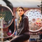 Sara Ali Khan Instagram – Dilli ki Sardi mein Sooraj ki Pappi 😘🌞
Garam Garam chai lage Jadu ki Jhappi 🤗 🪄
Railway station pe baithi near patri 🚂🛤️
#throwback ❄️🧣🧤🧑‍🎄