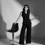Sara Ali Khan Instagram - Between the shades of Black and White 🖤🤍 There my love lies the fight ❤️‍🔥🔥 Luckily I have Badi Amma to hold me tight 🫂 So I can sore and & glide my kite 🪁 Especially when there’s no wrong and right ✅ Why fear a scratch or bite 🦴🐾 Just conquer lands, swim the sea and climb the height 🌊 🏔️ For as long as you can dream 💭 that’s an enviable & lucky plight 🪄🍀