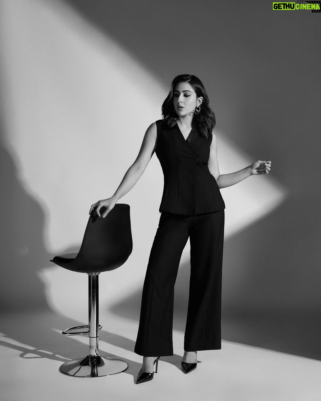 Sara Ali Khan Instagram - Between the shades of Black and White π€π€ There my love lies the fight β€οΈβπ₯π₯ Luckily I have Badi Amma to hold me tight π« So I can sore and & glide my kite πͺ Especially when thereβs no wrong and right β
Why fear a scratch or bite π¦΄πΎ Just conquer lands, swim the sea and climb the height π ποΈ For as long as you can dream π thatβs an enviable & lucky plight πͺπ