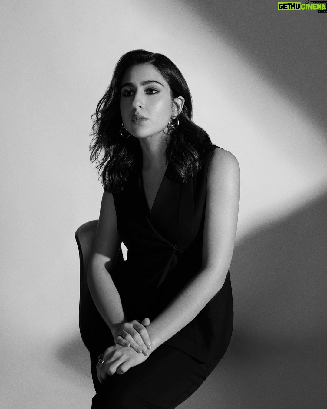 Sara Ali Khan Instagram - Between the shades of Black and White π€π€ There my love lies the fight β€οΈβπ₯π₯ Luckily I have Badi Amma to hold me tight π« So I can sore and & glide my kite πͺ Especially when thereβs no wrong and right β
Why fear a scratch or bite π¦΄πΎ Just conquer lands, swim the sea and climb the height π ποΈ For as long as you can dream π thatβs an enviable & lucky plight πͺπ