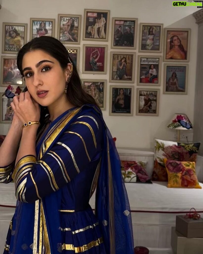 Sara Ali Khan Instagram - When you pose behind poses 💁🏻‍♀ & when your friendships blossom like a garden of roses 🌹 & then your photogenic friend proposes 📸 That we pose & post and everyone knows it 👯‍♀ 👗: @abujanisandeepkhosla 💄: @vardannayak 💇‍♀: @the.mad.hair.scientist