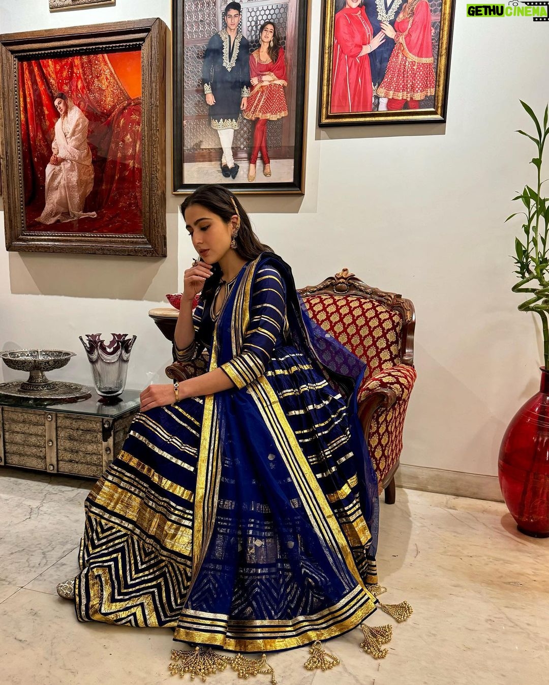 Sara Ali Khan Instagram - When you pose behind poses 💁🏻♀️ & when your friendships blossom like a garden of roses 🌹 & then your photogenic friend proposes 📸 That we pose & post and everyone knows it 👯♀️ 👗: @abujanisandeepkhosla 💄: @vardannayak 💇♀️: @the.mad.hair.scientist