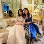 Sara Ali Khan Instagram - When you pose behind poses 💁🏻‍♀️ & when your friendships blossom like a garden of roses 🌹 & then your photogenic friend proposes 📸 That we pose & post and everyone knows it 👯‍♀️ 👗: @abujanisandeepkhosla 💄: @vardannayak 💇‍♀️: @the.mad.hair.scientist