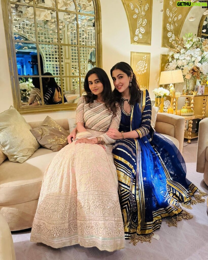 Sara Ali Khan Instagram - When you pose behind poses 💁🏻‍♀️ & when your friendships blossom like a garden of roses 🌹 & then your photogenic friend proposes 📸 That we pose & post and everyone knows it 👯‍♀️ 👗: @abujanisandeepkhosla 💄: @vardannayak 💇‍♀️: @the.mad.hair.scientist