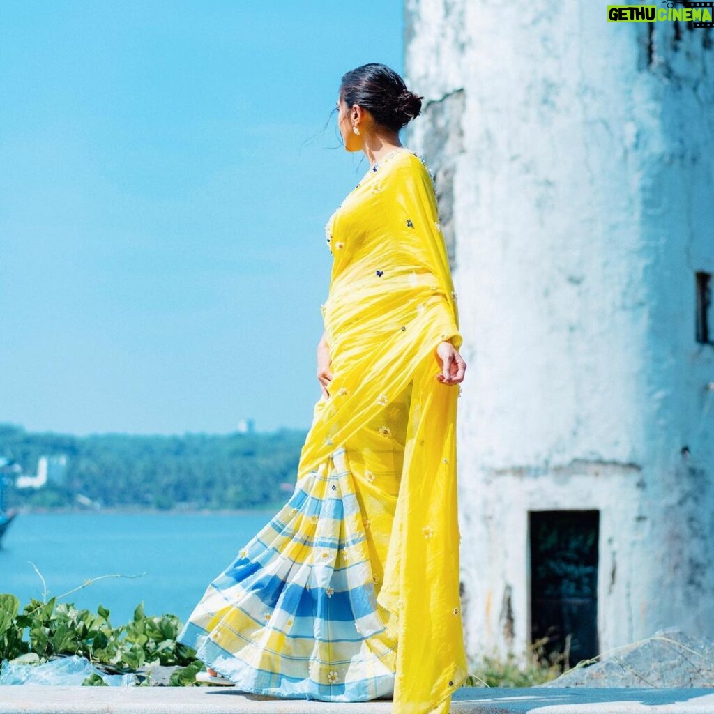 Sara Ali Khan Instagram - Bhartiya Naari 🩵🤍💛 In Indian handcrafted Saari 🥻 Sunshine and daisies are so Pyaari 🌼🌻 Ke main jao Vaari Vaari 🐝🐝🍯🍯 By the samundar and in Hariyali 🌊🏝 …Came here to launch #AeWatanMereWatan 🧡💙🤍💚 And share a piece of hum sabke 🩵 ka Anmol Ratan 💎 🥻: @stylebyami @anoooooshka @ilovepero @kannasrihari 📸