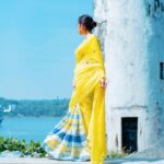 Sara Ali Khan Instagram - Bhartiya Naari 🩵🤍💛 In Indian handcrafted Saari 🥻 Sunshine and daisies are so Pyaari 🌼🌻 Ke main jao Vaari Vaari 🐝🐝🍯🍯 By the samundar and in Hariyali 🌊🏝️ …Came here to launch #AeWatanMereWatan 🧡💙🤍💚 And share a piece of hum sabke 🩵 ka Anmol Ratan 💎 🥻: @stylebyami @anoooooshka @ilovepero @kannasrihari 📸