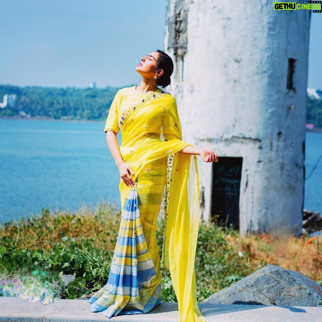 Sara Ali Khan Instagram - Bhartiya Naari 🩵🤍💛 In Indian handcrafted Saari 🥻 Sunshine and daisies are so Pyaari 🌼🌻 Ke main jao Vaari Vaari 🐝🐝🍯🍯 By the samundar and in Hariyali 🌊🏝️ …Came here to launch #AeWatanMereWatan 🧡💙🤍💚 And share a piece of hum sabke 🩵 ka Anmol Ratan 💎 🥻: @stylebyami @anoooooshka @ilovepero @kannasrihari 📸