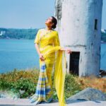 Sara Ali Khan Instagram – Bhartiya Naari 🩵🤍💛
In Indian handcrafted Saari 🥻
Sunshine and daisies are so Pyaari 🌼🌻
Ke main jao Vaari Vaari 🐝🐝🍯🍯
By the samundar and in Hariyali 🌊🏝️
…Came here to launch #AeWatanMereWatan 🧡💙🤍💚
And share a piece of hum sabke 🩵 ka Anmol Ratan 💎 
🥻: @stylebyami @anoooooshka 
@ilovepero @kannasrihari 📸