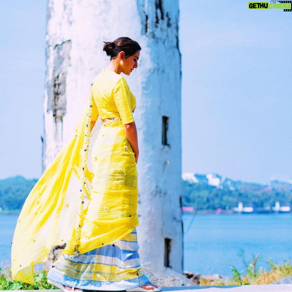 Sara Ali Khan Instagram - Bhartiya Naari 🩵🤍💛 In Indian handcrafted Saari 🥻 Sunshine and daisies are so Pyaari 🌼🌻 Ke main jao Vaari Vaari 🐝🐝🍯🍯 By the samundar and in Hariyali 🌊🏝 …Came here to launch #AeWatanMereWatan 🧡💙🤍💚 And share a piece of hum sabke 🩵 ka Anmol Ratan 💎 🥻: @stylebyami @anoooooshka @ilovepero @kannasrihari 📸