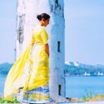 Sara Ali Khan Instagram - Bhartiya Naari 🩵🤍💛 In Indian handcrafted Saari 🥻 Sunshine and daisies are so Pyaari 🌼🌻 Ke main jao Vaari Vaari 🐝🐝🍯🍯 By the samundar and in Hariyali 🌊🏝️ …Came here to launch #AeWatanMereWatan 🧡💙🤍💚 And share a piece of hum sabke 🩵 ka Anmol Ratan 💎 🥻: @stylebyami @anoooooshka @ilovepero @kannasrihari 📸