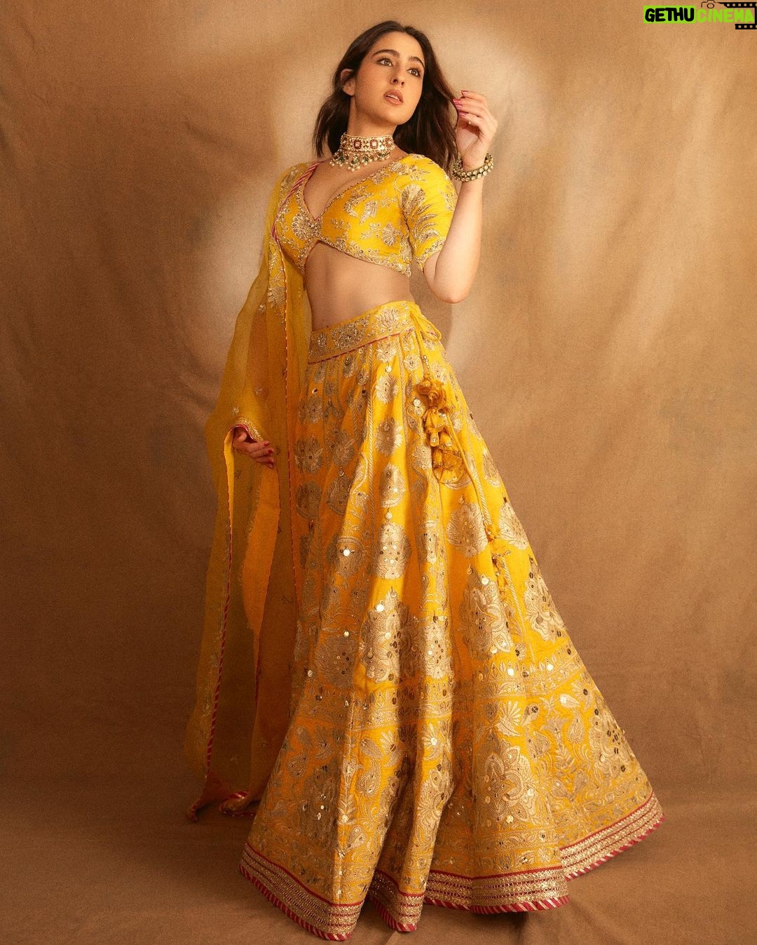 Sara Ali Khan Instagram - Dreaming of my past lifeβ¦ as Jodha ππ«β¨ Meanwhile in the new life- Happy New Year π₯³ π: @gopivaiddesigns @tanghavri πΈ: @kadamajay πββοΈ: @souravv_roy_ π: @vardannayak