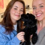 Sara Parikka Instagram - Kuka samaistuu et aina ei ehdi edes jäsennellä omia ajatuksia 🙋🏼‍♀️ Saran kaverikirja jakso 40. Itsemyötätunto - @annikaollila 🩵 Kiitos Annika niin paljon kun kävit juttelemassa mun kanssa ja jaoit sun ajatuksia ✨ Olisi ihana kuulla mitä fiiliksiä nousi jaksosta? ☺️ HUOM❗️Bion linkistä @podimo_fi 45pv 0€ ❗️