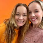 Sara Parikka Instagram - 🧡 Saran kaverikirja -podcast jatkuu taas uusin jaksoin 🎧✨😍 sain mun kans studioon juttelemaan parhaimman @marjahintikka jota ihailen kovasti. Jakso on täynnä niin hyviä näkökulmia ja ARMOA meille pienten lasten vanhemmille🙏🏼 esim tuo videon ”päivä kerrallaan, tunti kerrallaan, sekunti kerrallaan” on NIIIIN hyvä ja toimiva 🙏🏼✨💕 Biosta löytyy linkki jonka kautta @podimo_fi pysyyy nappaamaan 45pv 0€