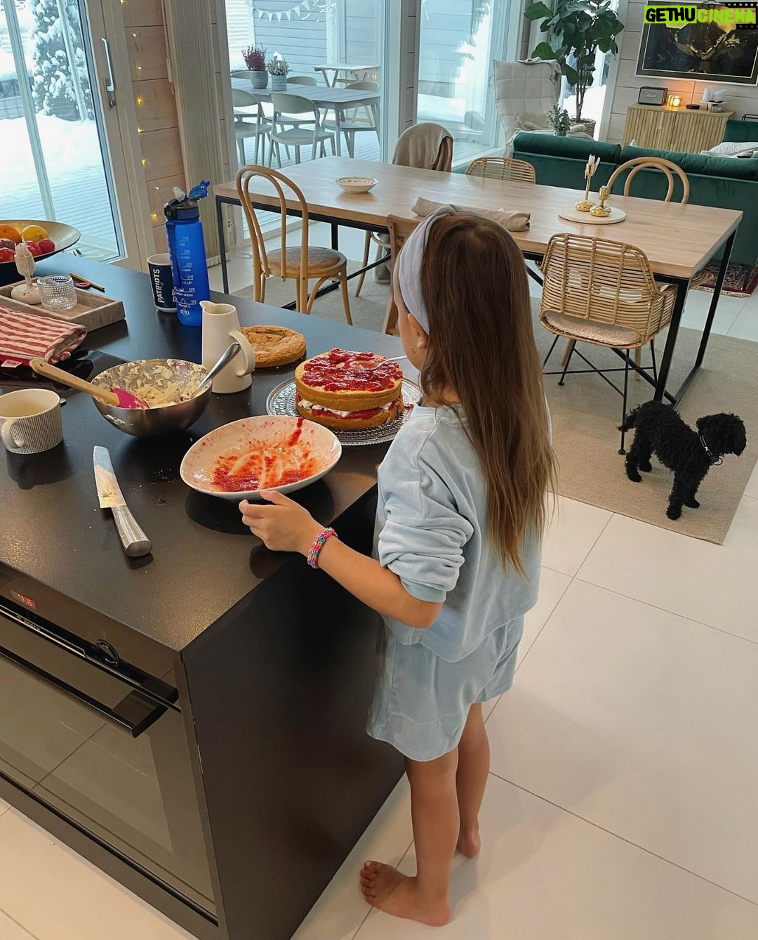 Sara Parikka Instagram - Päivän kuvat ☝🏼 ❤️ meidän joululapsen synttärijuhlat.. hän on vaan niin ihana ja valloittava tyyppi 🥹🫶🏼 ❤️ hän itse suunnitteli ja TOTEUTTI menun ❤️ keskiössä mansikkavalkosuklaa 🎂 ❤️ tarjottavien reseptejä löytyy tietty mun uudesta kirjasta ❤️ pienin on sylikissa ❤️ kuusi sai lähteä ja kohta vaihdan myös maton + sohvaan vaaleat päällyset ❤️ aah mikä raikas tuulahdus 🌷kiitos vieraille.. te teitte juhlista täydelliset 🙏🏼🎈