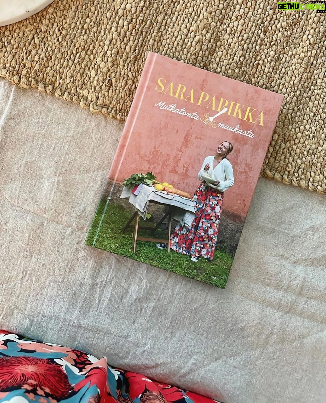 Sara Parikka Instagram - Päivän kuvat ☝🏼 ❤️ meidän joululapsen synttärijuhlat.. hän on vaan niin ihana ja valloittava tyyppi 🥹🫶🏼 ❤️ hän itse suunnitteli ja TOTEUTTI menun ❤️ keskiössä mansikkavalkosuklaa 🎂 ❤️ tarjottavien reseptejä löytyy tietty mun uudesta kirjasta ❤️ pienin on sylikissa ❤️ kuusi sai lähteä ja kohta vaihdan myös maton + sohvaan vaaleat päällyset ❤️ aah mikä raikas tuulahdus 🌷kiitos vieraille.. te teitte juhlista täydelliset 🙏🏼🎈