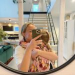 Sara Parikka Instagram - Päivän kuvat ☝🏼 ❤️ meidän joululapsen synttärijuhlat.. hän on vaan niin ihana ja valloittava tyyppi 🥹🫶🏼 ❤️ hän itse suunnitteli ja TOTEUTTI menun ❤️ keskiössä mansikkavalkosuklaa 🎂 ❤️ tarjottavien reseptejä löytyy tietty mun uudesta kirjasta ❤️ pienin on sylikissa ❤️ kuusi sai lähteä ja kohta vaihdan myös maton + sohvaan vaaleat päällyset ❤️ aah mikä raikas tuulahdus 🌷kiitos vieraille.. te teitte juhlista täydelliset 🙏🏼🎈