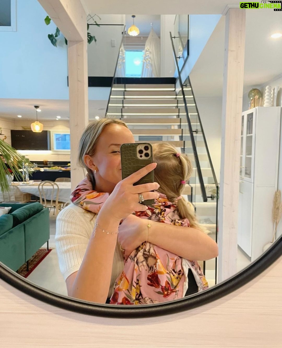 Sara Parikka Instagram - Päivän kuvat ☝🏼 ❤️ meidän joululapsen synttärijuhlat.. hän on vaan niin ihana ja valloittava tyyppi 🥹🫶🏼 ❤️ hän itse suunnitteli ja TOTEUTTI menun ❤️ keskiössä mansikkavalkosuklaa 🎂 ❤️ tarjottavien reseptejä löytyy tietty mun uudesta kirjasta ❤️ pienin on sylikissa ❤️ kuusi sai lähteä ja kohta vaihdan myös maton + sohvaan vaaleat päällyset ❤️ aah mikä raikas tuulahdus 🌷kiitos vieraille.. te teitte juhlista täydelliset 🙏🏼🎈