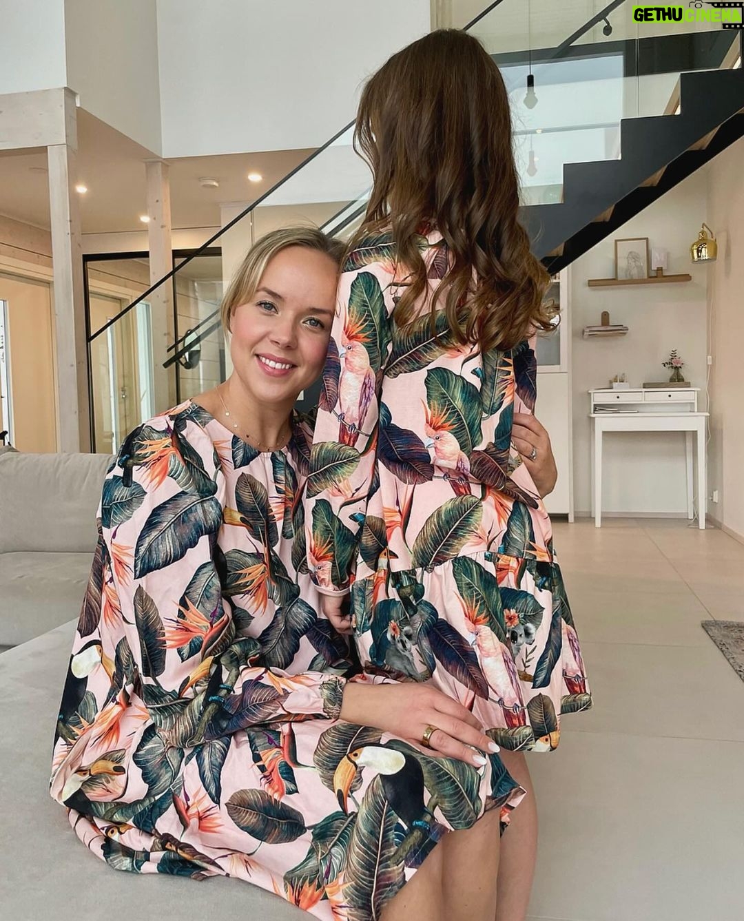 Sara Parikka Instagram - mainos @maiafamilyofficial alekoodi! 🧡Kevään uutuuskuosit ja mallit on täällä 🦜 Ma-ia Family osaa kyllä ilahduttaa kerta toisensa jälkeen 😍 Paraiso ja Amazon -kuoseista löytyy ihania tropiikin eläimiä 💕🐨🦋🦜 ja erilaisia vaatteita on koosta 56-134 + aikuisten mallisto, joka mahdollistaa myös samistelun lasten kanssa 🥰 Suosikkina Amazon paita&housut -video 5 ☝🏼 Sekä aivan ihana Paraiso mekko, josta löytyy taskut -kuva 4 ☝🏼 Kurkkaa stooreista tarkemmin meidän suosikit! 🥰 ALEKOODILLA: SARA24, saa 20 % alennusta normaalihintaisista tuotteista. HUOM! Koodi on voimassa 30.1.–1.2. #maiafamily #maiafamilykevät