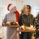 Sara Parikka Instagram - mainos @valiofi ❤️ Tänä jouluna aion pysähtyä hetkeen ja nauttia. Viettää aikaa läheisten kanssa, herkutella, nauraa (ja veikkaisin että mun tapauksessa myös vähän itkeä 😁) ja olla toisten lähellä. Hetki ilman stressiä ja huolta 🙏🏼 Toivon, että jokainen saisi nauttia tavallaan ja just silleen kun haluaa! ❤️ ✨Miten sä vietät joulua?❣️ pssst. Kurkkaa kuvasta seitsemän ☝🏼 mitkä on mun lempparit joulupöytään! 😘 kuvat: @sannihei 🥰