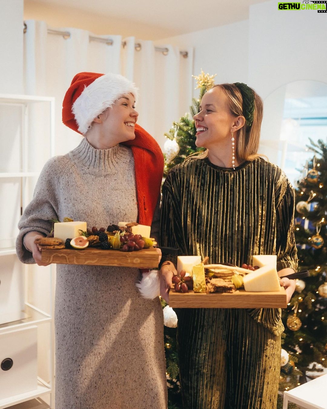 Sara Parikka Instagram - mainos @valiofi ❤️ Tänä jouluna aion pysähtyä hetkeen ja nauttia. Viettää aikaa läheisten kanssa, herkutella, nauraa (ja veikkaisin että mun tapauksessa myös vähän itkeä 😁) ja olla toisten lähellä. Hetki ilman stressiä ja huolta 🙏🏼 Toivon, että jokainen saisi nauttia tavallaan ja just silleen kun haluaa! ❤️ ✨Miten sä vietät joulua?❣️ pssst. Kurkkaa kuvasta seitsemän ☝🏼 mitkä on mun lempparit joulupöytään! 😘 kuvat: @sannihei 🥰