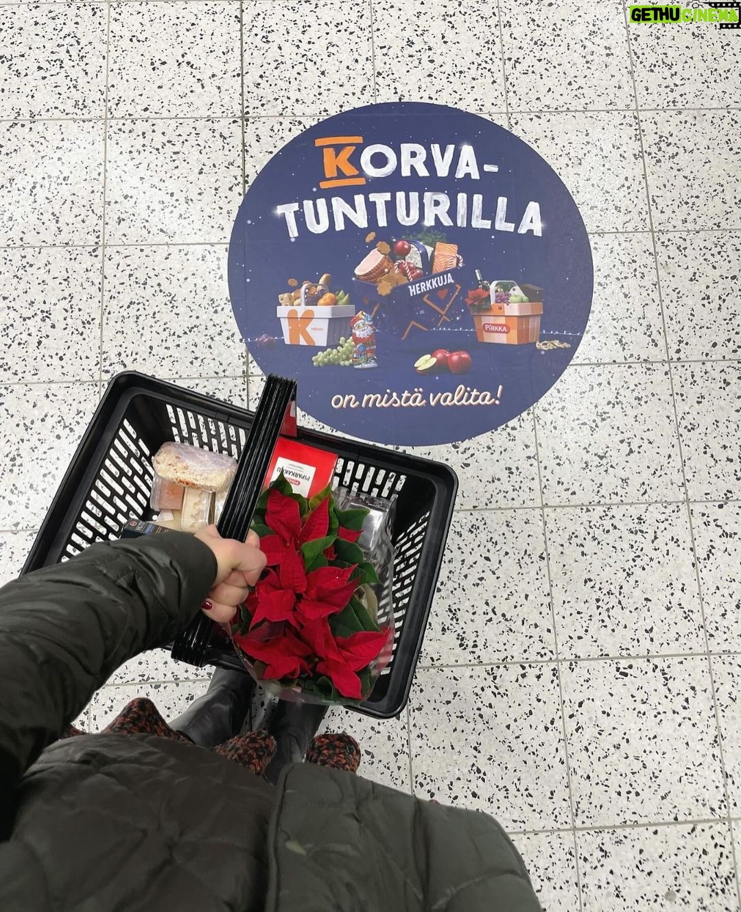 Sara Parikka Instagram - mainos @ksupermarketketju ❤️Joulussa parasta on yhteinen aika läheisten kanssa ja kokoontuminen yhdessä ruokapöydän äärelle 🥰 K-Supermarketin herkulliselta palvelutiskiltä löytyy ihanimmat tarjoilut joulupöytään 😍 kurkkaa vaikka kuva 5 ☝🏼🪄✨ Kysyn myös aina vinkkejä ja nevoja palvelutiskiltä ja palvelu on aina 6/5 🥰 Tänään mukaan lähti kaloja, rapusoosseja ja erilaisia juustoja. Tietty myös joulukukat, hedelmät ja herkut kuului ostoslistalle 👏🏼 Helpota jouluvalmisteluja ja käy hakemassa K-Supermarketista herkulliset tarjoilut joulupöytään ❤️ #ksupermarket#tavallistaparempiruokakauppa #joulunodotus #jouluherkut #kala #juustot #joulupöytä