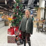 Sara Parikka Instagram - mainos @ksupermarketketju ❤️Joulussa parasta on yhteinen aika läheisten kanssa ja kokoontuminen yhdessä ruokapöydän äärelle 🥰 K-Supermarketin herkulliselta palvelutiskiltä löytyy ihanimmat tarjoilut joulupöytään 😍 kurkkaa vaikka kuva 5 ☝🏼🪄✨ Kysyn myös aina vinkkejä ja nevoja palvelutiskiltä ja palvelu on aina 6/5 🥰 Tänään mukaan lähti kaloja, rapusoosseja ja erilaisia juustoja. Tietty myös joulukukat, hedelmät ja herkut kuului ostoslistalle 👏🏼 Helpota jouluvalmisteluja ja käy hakemassa K-Supermarketista herkulliset tarjoilut joulupöytään ❤️ #ksupermarket#tavallistaparempiruokakauppa #joulunodotus #jouluherkut #kala #juustot #joulupöytä
