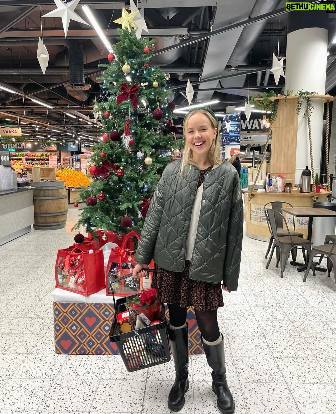Sara Parikka Instagram - mainos @ksupermarketketju ❤️Joulussa parasta on yhteinen aika läheisten kanssa ja kokoontuminen yhdessä ruokapöydän äärelle 🥰 K-Supermarketin herkulliselta palvelutiskiltä löytyy ihanimmat tarjoilut joulupöytään 😍 kurkkaa vaikka kuva 5 ☝🏼🪄✨ Kysyn myös aina vinkkejä ja nevoja palvelutiskiltä ja palvelu on aina 6/5 🥰 Tänään mukaan lähti kaloja, rapusoosseja ja erilaisia juustoja. Tietty myös joulukukat, hedelmät ja herkut kuului ostoslistalle 👏🏼 Helpota jouluvalmisteluja ja käy hakemassa K-Supermarketista herkulliset tarjoilut joulupöytään ❤️ #ksupermarket#tavallistaparempiruokakauppa #joulunodotus #jouluherkut #kala #juustot #joulupöytä