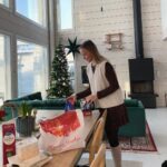 Sara Parikka Instagram - mainos @ksupermarketketju ❤️Joulussa parasta on yhteinen aika läheisten kanssa ja kokoontuminen yhdessä ruokapöydän äärelle 🥰 K-Supermarketin herkulliselta palvelutiskiltä löytyy ihanimmat tarjoilut joulupöytään 😍 kurkkaa vaikka kuva 5 ☝🏼🪄✨ Kysyn myös aina vinkkejä ja nevoja palvelutiskiltä ja palvelu on aina 6/5 🥰 Tänään mukaan lähti kaloja, rapusoosseja ja erilaisia juustoja. Tietty myös joulukukat, hedelmät ja herkut kuului ostoslistalle 👏🏼 Helpota jouluvalmisteluja ja käy hakemassa K-Supermarketista herkulliset tarjoilut joulupöytään ❤️ #ksupermarket#tavallistaparempiruokakauppa #joulunodotus #jouluherkut #kala #juustot #joulupöytä