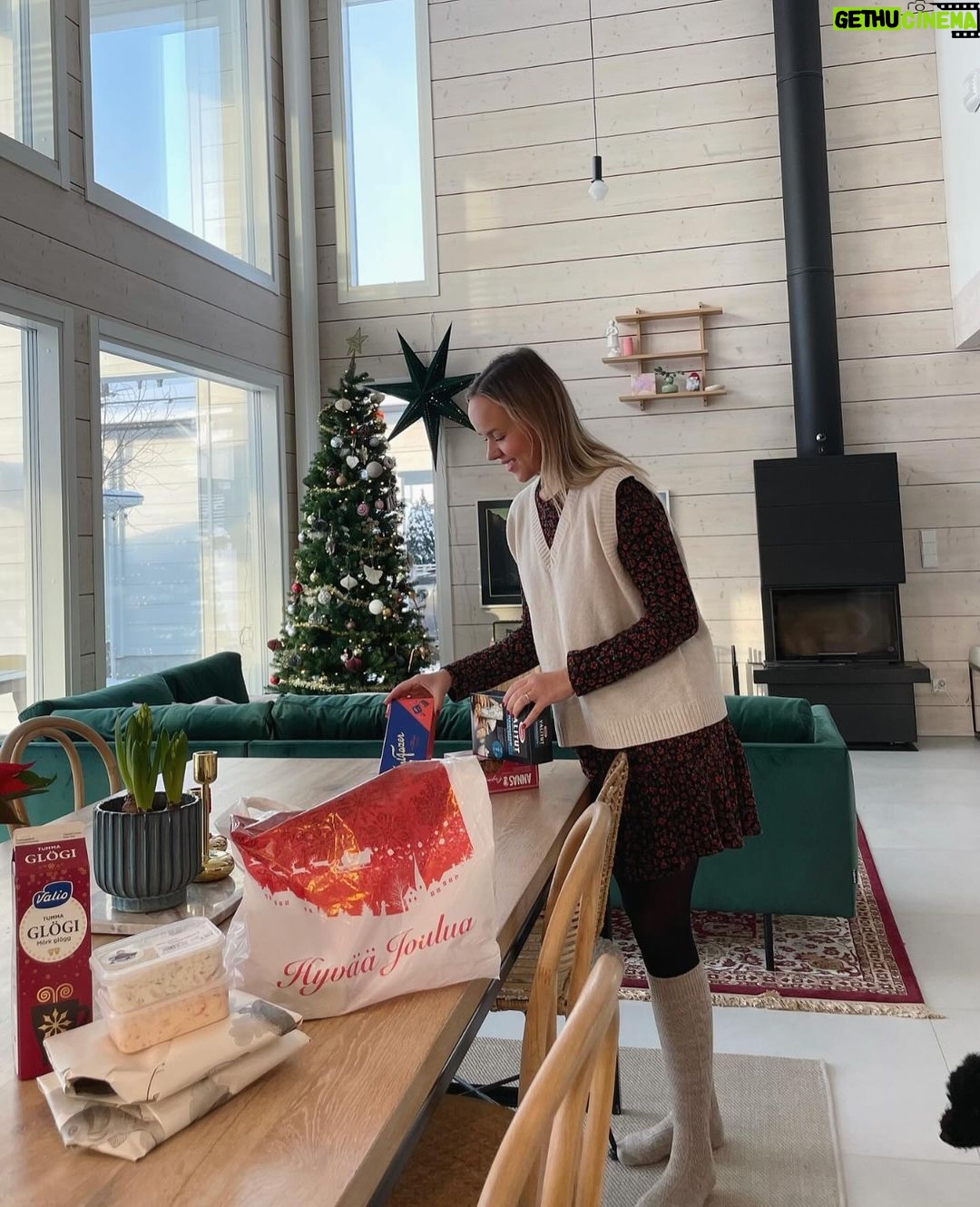 Sara Parikka Instagram - mainos @ksupermarketketju ❤️Joulussa parasta on yhteinen aika läheisten kanssa ja kokoontuminen yhdessä ruokapöydän äärelle 🥰 K-Supermarketin herkulliselta palvelutiskiltä löytyy ihanimmat tarjoilut joulupöytään 😍 kurkkaa vaikka kuva 5 ☝🏼🪄✨ Kysyn myös aina vinkkejä ja nevoja palvelutiskiltä ja palvelu on aina 6/5 🥰 Tänään mukaan lähti kaloja, rapusoosseja ja erilaisia juustoja. Tietty myös joulukukat, hedelmät ja herkut kuului ostoslistalle 👏🏼 Helpota jouluvalmisteluja ja käy hakemassa K-Supermarketista herkulliset tarjoilut joulupöytään ❤️ #ksupermarket#tavallistaparempiruokakauppa #joulunodotus #jouluherkut #kala #juustot #joulupöytä
