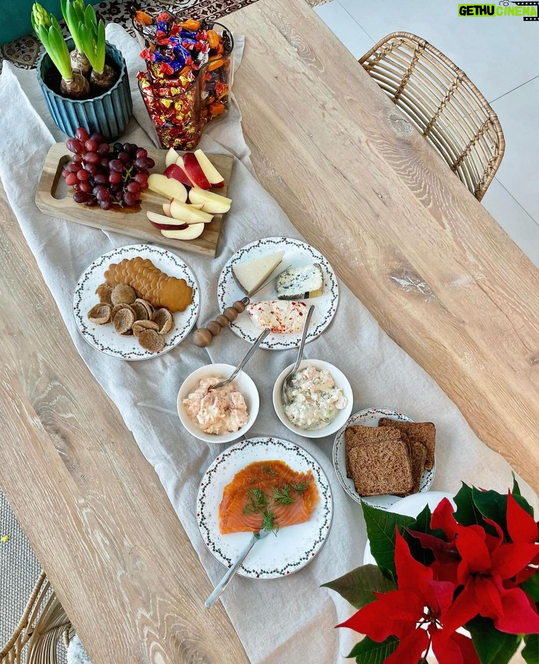 Sara Parikka Instagram - mainos @ksupermarketketju ❤️Joulussa parasta on yhteinen aika läheisten kanssa ja kokoontuminen yhdessä ruokapöydän äärelle 🥰 K-Supermarketin herkulliselta palvelutiskiltä löytyy ihanimmat tarjoilut joulupöytään 😍 kurkkaa vaikka kuva 5 ☝🏼🪄✨ Kysyn myös aina vinkkejä ja nevoja palvelutiskiltä ja palvelu on aina 6/5 🥰 Tänään mukaan lähti kaloja, rapusoosseja ja erilaisia juustoja. Tietty myös joulukukat, hedelmät ja herkut kuului ostoslistalle 👏🏼 Helpota jouluvalmisteluja ja käy hakemassa K-Supermarketista herkulliset tarjoilut joulupöytään ❤️ #ksupermarket#tavallistaparempiruokakauppa #joulunodotus #jouluherkut #kala #juustot #joulupöytä