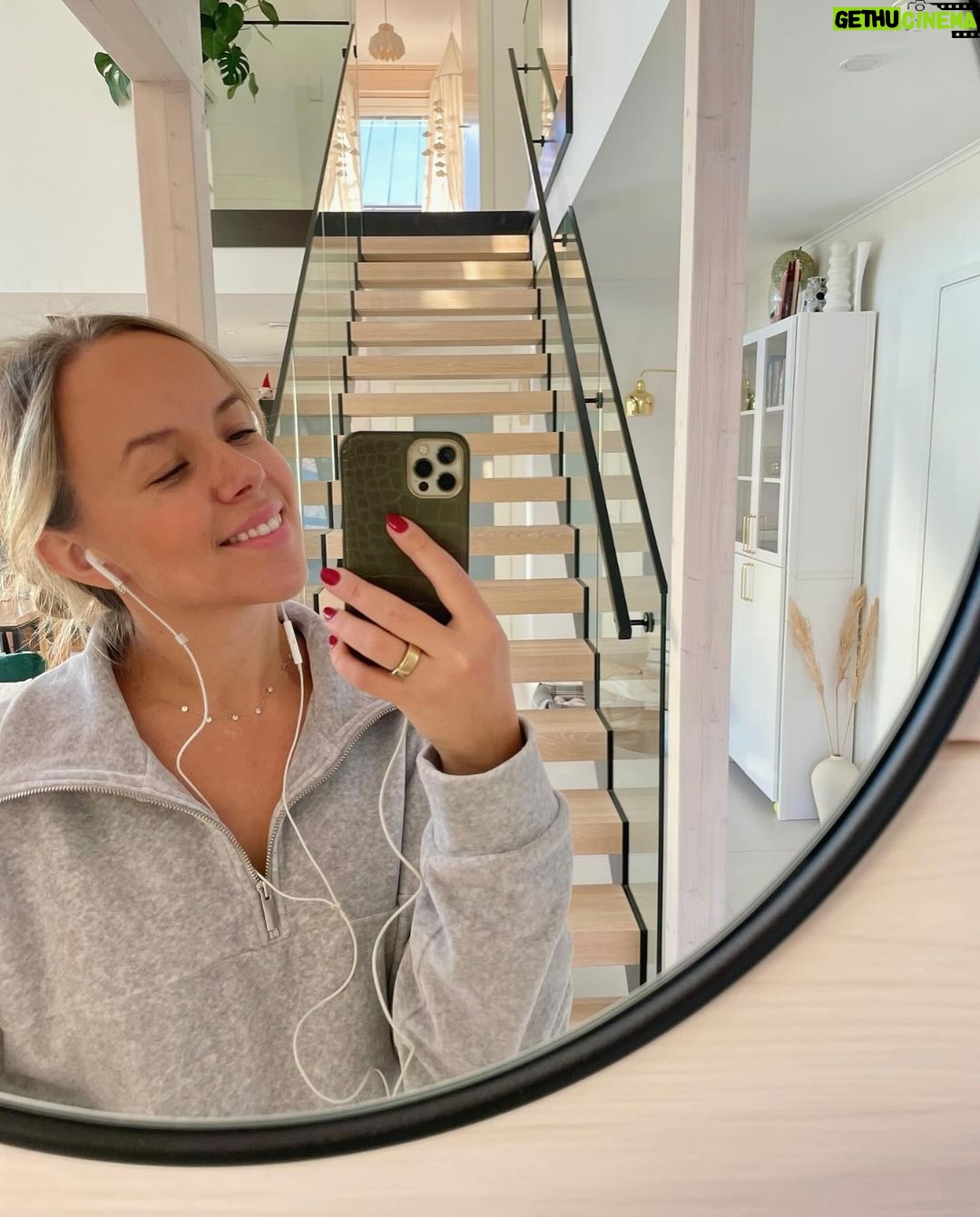 Sara Parikka Instagram - ❄️🪄✨ 7 kuvaa tältä päivältä. Pehmosukat, takka, kahvia ja konvehteja.. Työpäivät kotona on parhaita. Pesen aina samalla pyykkiä, syön jääkaapin jämiä ja hengaan koko päivän rennoissa kuteissa 😇 ps. kasaan juuri postausta siitä miten voisi muistaa lasten kasvattajia vuoden lopuksi. Palaan pian ❤️