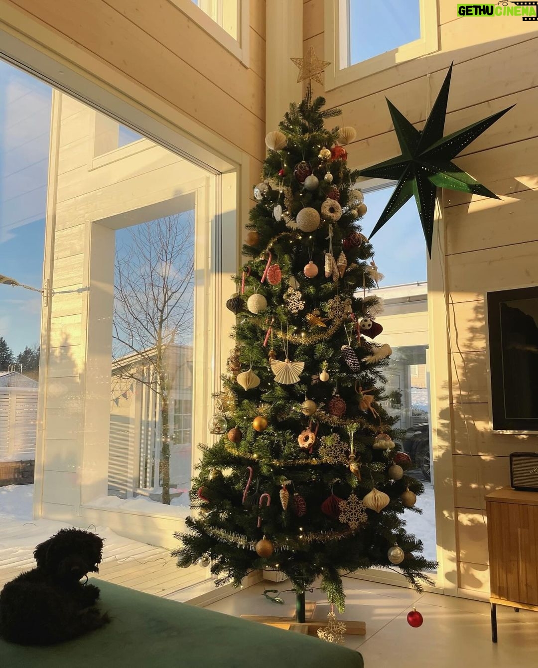 Sara Parikka Instagram - ❄️🪄✨ 7 kuvaa tältä päivältä. Pehmosukat, takka, kahvia ja konvehteja.. Työpäivät kotona on parhaita. Pesen aina samalla pyykkiä, syön jääkaapin jämiä ja hengaan koko päivän rennoissa kuteissa 😇 ps. kasaan juuri postausta siitä miten voisi muistaa lasten kasvattajia vuoden lopuksi. Palaan pian ❤️