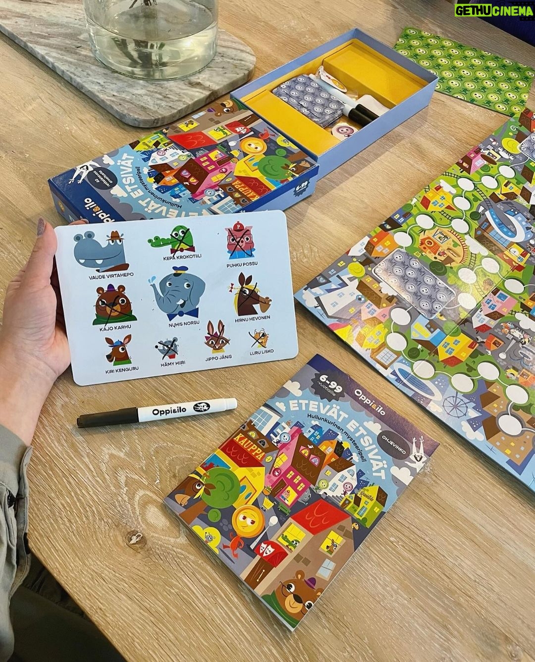 Sara Parikka Instagram - mainos @oppijailo arvonta & alekoodi ❤️ Meillä rakastetaan @oppijailo tuotteita, koska ne on oivaltavia ja niiden parissa viihtyy lapset & aikuiset. Nyt mulla onkin teille mahtava vinkki! 👇🏼 ❤️ Etevät etsivät -peli on koko perheelle sopiva lautapeli. Se on jännittävä, humoristinen ja selkeä lautapeli joka on helppo napata esille arjessa sekä esim täysin vapaapäivänä. Lautapelien pelaaminen on musta tosi kivaa yhdessäoloa perheen kanssa. Siinä tulee naurettua, pysähdyttyä saman asian äärelle ja vietettyä aikaa yhdessä. Kurkkaa stooreista tarkemmin millainen Etevät etsivät -peli on. ☺️ ❤️ ALEKOODILLA hyvänmielen joululahja joka on kehittävä, kestävä ja takaa kivaa tekemistä lapselle 😍 koodilla: sara15 saa –15%:n edun kaikista normaalihintaisista tuotteista Oppi&ilon verkkokaupassa ajalla: 2.-6.12. ❤️ ARVONTA: Kerro onko @oppijailo tuotteet teille tuttuja, niin olet mukana arvonnassa 👏🏼🥰 Saan arpoa kolme voittajaa, joista kukin saa Etevät etsivät -pelin. Arvon voittajan 10.12. ja ilmoitan dm viestillä. Instagram ei osallistu arvontaan.