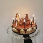 Sara Parikka Instagram - 🥳🎈tänään juhlittiin keskimmäistä ja talo oli täynnä lapsia.. menoa riitti kun osa porukasta maalasi ja osa teki cheer nostoja 😁 Paljon onnea myös Salkkarit 25.v ✨ aika hurjaa miten vuodesta toiseen Salatut elämät 19.30 porskuttaa ❤️ yli kymmenen vuotta sain olla messissä ja onneks muistot säilyy aina 🥰