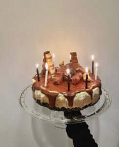 Sara Parikka Instagram - 🥳🎈tänään juhlittiin keskimmäistä ja talo oli täynnä lapsia.. menoa riitti kun osa porukasta maalasi ja osa teki cheer nostoja 😁 Paljon onnea myös Salkkarit 25.v ✨ aika hurjaa miten vuodesta toiseen Salatut elämät 19.30 porskuttaa ❤️ yli kymmenen vuotta sain olla messissä ja onneks muistot säilyy aina 🥰