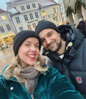 Sara Parikka Instagram - mainos @eckero_line ✨arvonta&alekoodi

❤️ Talvinen aurinko, Tallinna ja miniloma kaksin 🙏🏼 Puolitoista vuorokautta Tallinnassa tuntui paljon pidemmältä ja starttasi viimeistään joulufiiliksen 😌 

❤️Eckerö Linen sivuilta on tosi helppo varata hotellipaketit, kannattaa kurkata 😉 Vinkkinä upea @radissoncollectiontallinn hotelli jonka hintalaatuhde oli 6/5 ⭐️ (kuvat: 4&5)

❤️Kotimaisen m/s Finlandian ihanat ruoat, lounge, hytti ja merimyymälät takasi sen että kierrokset laski ja olo inspiroitui. Oli ihanaa nauttia laivan palveluista kaikessa rauhassa 😍 Myös Tallinna oli tälläkin kertaa t o d e l l a ihana ja päästiin hyppäämään kunnon joulutunnelmaan❣️

❤️HUOM! Tallinnan joulutori on auki 1.12.23-7.1.24 😍✨❣️kurkkaa stooreista lisää, siellä myös ravintola&kahvila vinkki!

❤️ALEKOODI: koodilla SARAP saa alennusta 10-20% (alennuksen määrää riippuu matkan ajankohdasta) osoitteesta
eckeroline.fi. Koodi on voimassa 30.6.2024 saakka. Paikkoja rajoitetusti/lähtö. Max 4 hlö/varaus. Ei koske hotellipaketteja.

❤️ARVONTA: Eckerö Line haluaa arpoa yhdelle onnekkaalle ihanan hemmotteluloman Tallinnaan kahdelle. Palkintona yhden yön hotelliloma Radisson Collection Tallinnaan kahdelle (sisältäen aamiaisen ja pääsyn spa -alueelle), meno-paluu liput Eckerö Linen m/s Finlandialla kahdelle ja ruokailut mennen tullen Buffet Eckerössä. Osallistu arvontaan kommentoimalla kenen kanssa lähtisit ihanalle irtiotolle laivalle ja Tallinnaan ja nappaa seurantaan @eckero_line Instagram -tili. Eckerö Line ottaa voittajaan yhteyttä yksityisviestillä ja arvonta on käynnissä keskiviikkoon 6.12. saakka. Lahjakortit voimassa 12kk. Instagram ei liity arvontaan.

#eckeröline #msfinlandia #tallinn
#makujamerellä