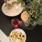 Sara Parikka Instagram - Ihanaa viikonloppua 👋🏼❤️ täällä on menossa just vuoden ekat joulutortut.. Toinen perus luumulla ja toinen nutellalla. En osaa päättää kumpi oli parempi 🤔 mikä täyte on susta paras?