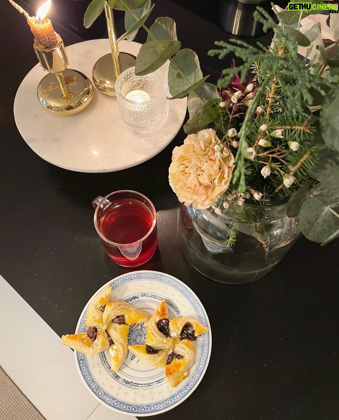 Sara Parikka Instagram - Ihanaa viikonloppua 👋🏼❤️ täällä on menossa just vuoden ekat joulutortut.. Toinen perus luumulla ja toinen nutellalla. En osaa päättää kumpi oli parempi 🤔 mikä täyte on susta paras?